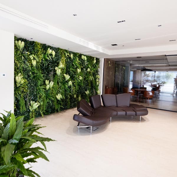 Giardino verticale artificiale indoor realizzato su misura per uffici direzionali.