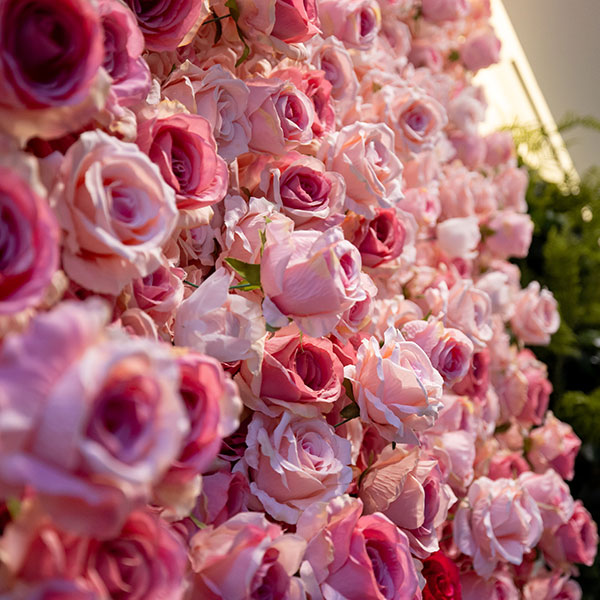 Dettaglio parete fiorita artificiale su misura con rose artificiali.