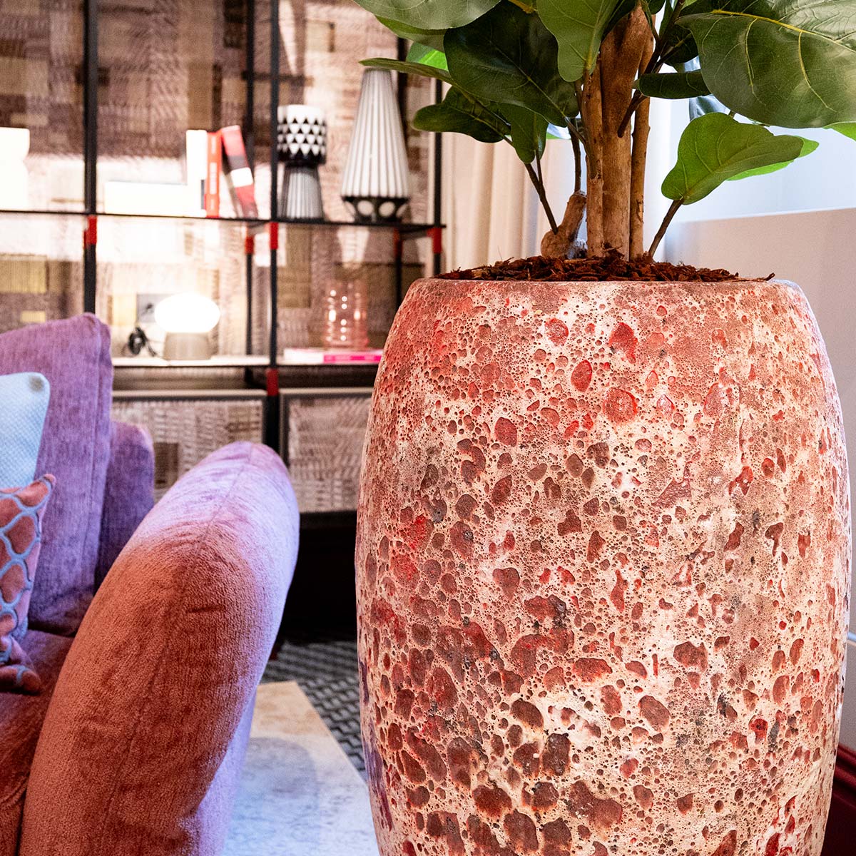Vaso di design alto in terracotta per ingresso moderno
